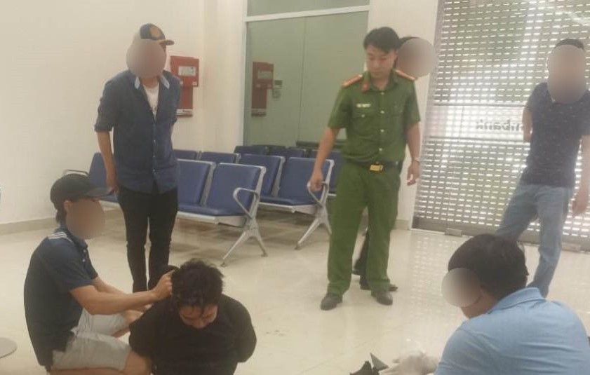 Công an bắt giữ đối tượng