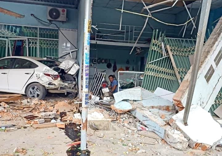 Tường bê tông đổ sập, chiếc ô tô 5 chỗ biến dạng