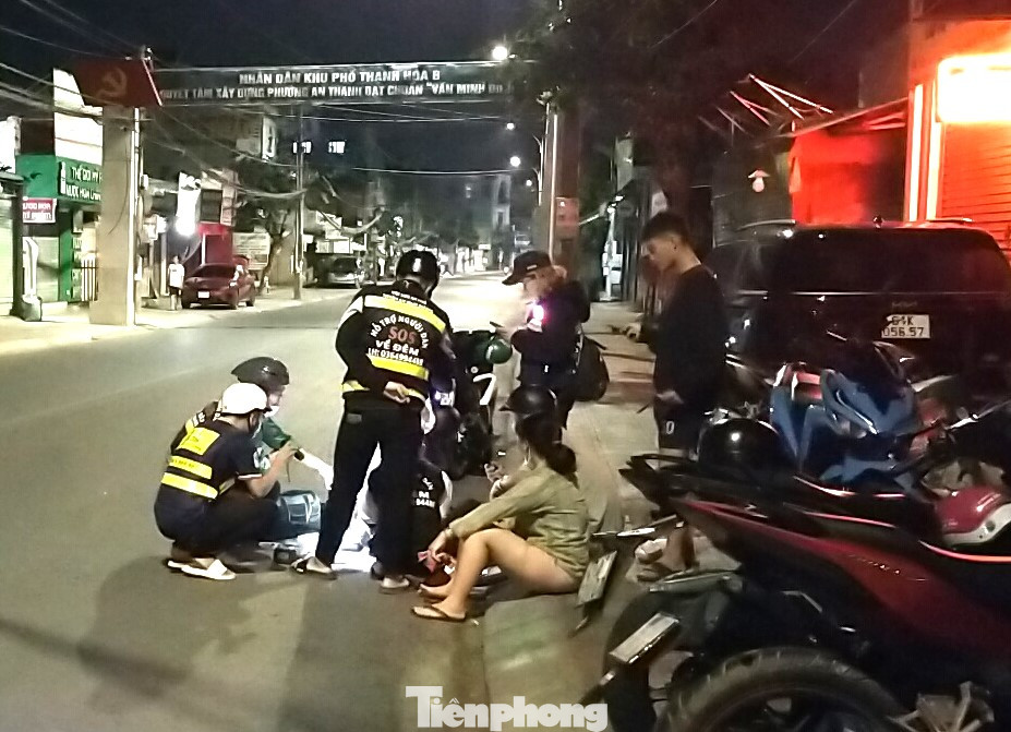 Trần Minh Tuấn và bạn bè hỗ trợ sửa xe miễn phí cho người dân trên đường vào ban đêm