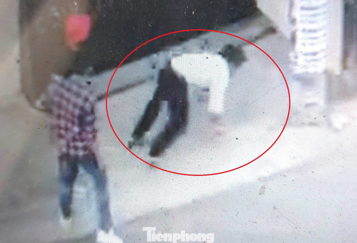 Sau khi trúng đòn, nam bảo vệ loạng choạng