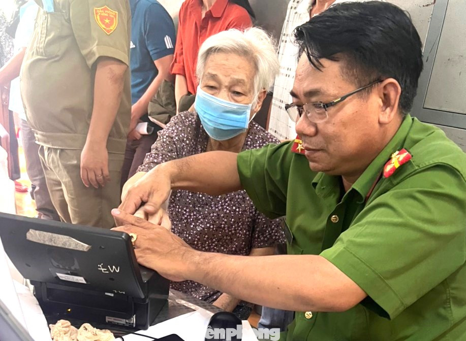 Công an Bình Dương cấp CCCD cho người dân xuyên suốt kỳ nghỉ lễ