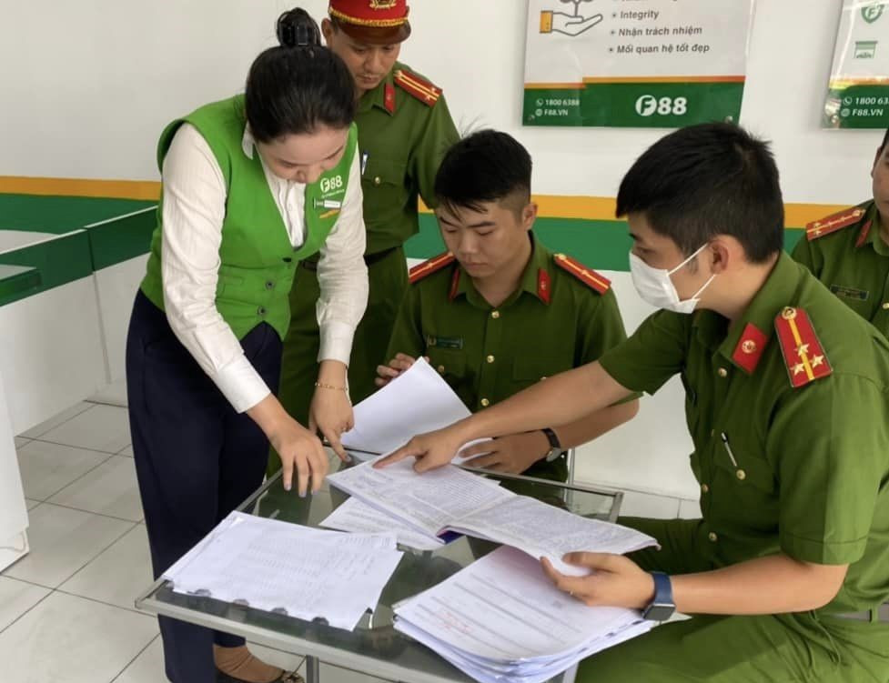 Công an làm việc tại một chi nhánh Công ty F88 trên địa bàn huyện Phú Giáo Công an làm việc tại một chi nhánh Công ty F88 trên địa bàn huyện Phú Giáo