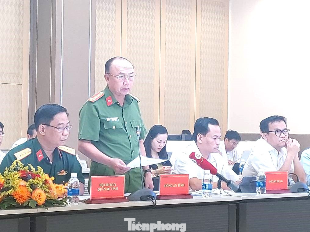 Đại tá Trần Văn Chính - Phó giám đốc, Thủ trưởng Cơ quan CSĐT Công an tỉnh Bình Dương thông tin tại họp báo