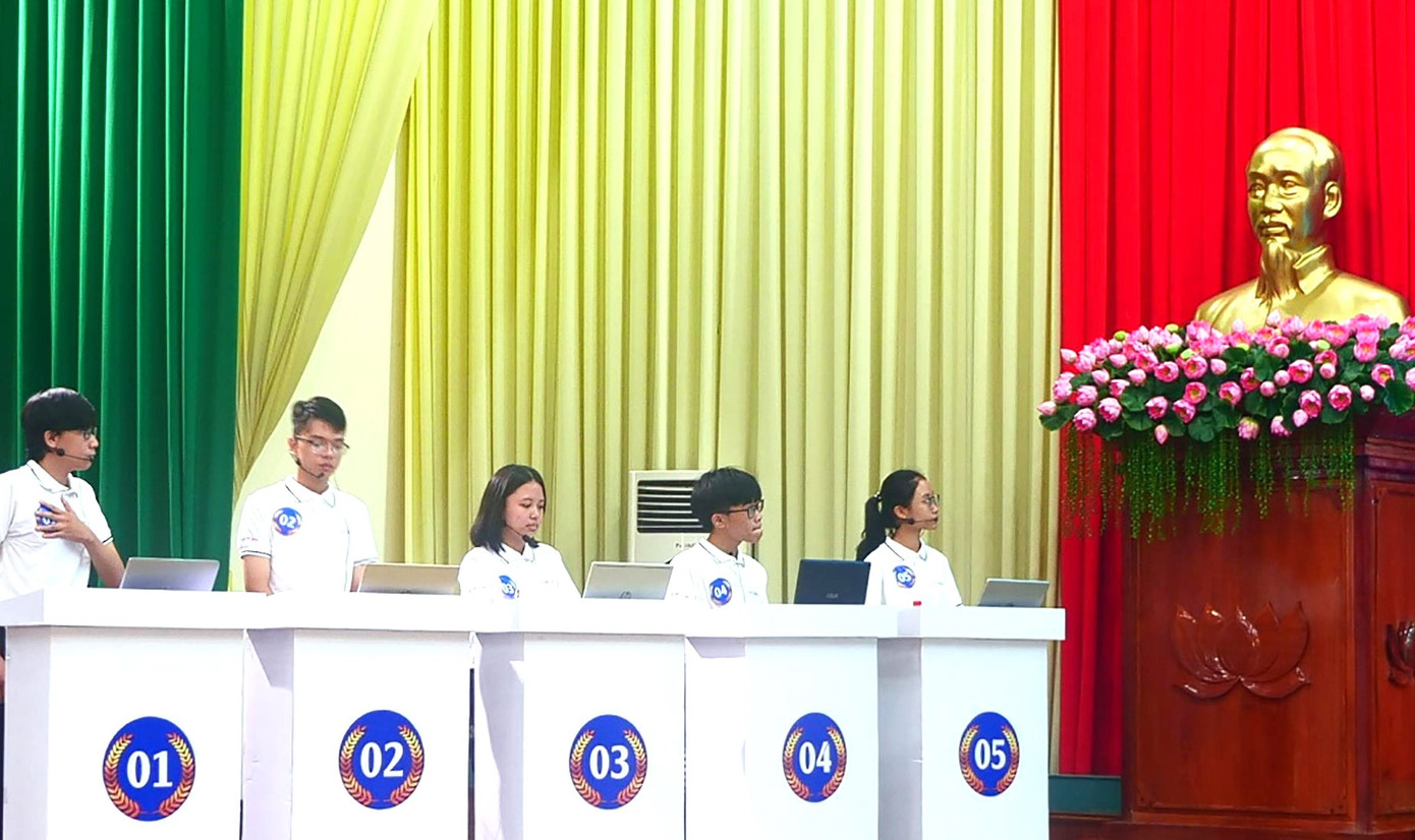 Các thí sinh thi vòng chung kết Các thí sinh thi vòng chung kết