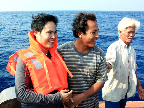 PV Tiền Phong và ngư dân giữa Hoàng Sa Ảnh: Đ.N