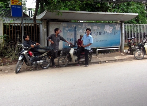 Điểm dừng xe buýt trên đường ...