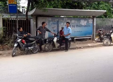 Điểm dừng xe buýt trên đường ...