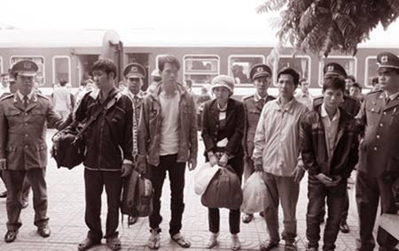 Các đối tượng truy nã được di lý về Thanh Hóa. Các đối tượng truy nã được di lý về Thanh Hóa