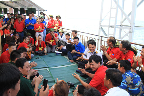 Đại biểu đoàn hành trình giao lưu văn nghệ với chiến sỹ đảo Đá Nam