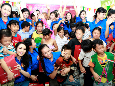 Các thí sinh tham dự VCK Hoa hậu Việt Nam 2012 tới thăm Trung tâm bảo trợ nạn nhân chất độc da cam và trẻ em bất hạnh TP Đà Nẵng. Ảnh: Hồng Vĩnh