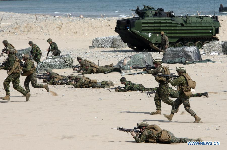 Các thao tác tập trận trên bãi biển Pohang.
