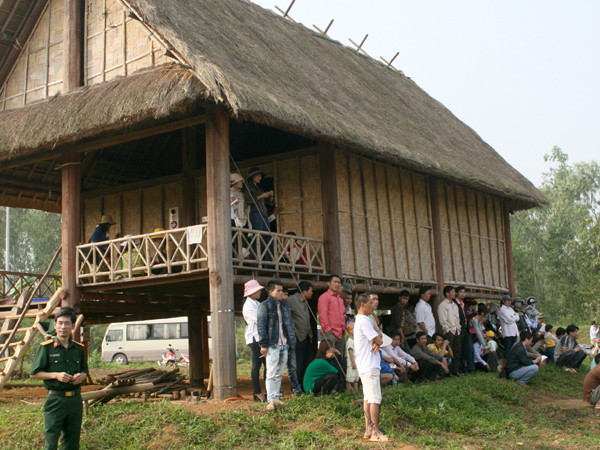 Hàng trăm người có mặt chứng kiến buổi lễ