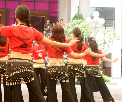 Nữ vũ công trong đồng phục phục Shimmy Mob Kit 