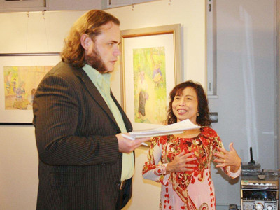 Nữ họa sĩ Đoàn Thanh giới thiệu tranh với bạn bè Đức