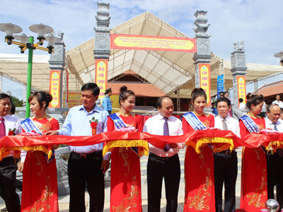 Phó Thủ tướng Nguyễn Xuân Phúc cùng các lãnh đạo Trung ương và tỉnh Nghệ An cắt băng khánh thành Đền thờ. Ảnh: Trung Hiền. Phó Thủ tướng Nguyễn Xuân Phúc cùng các lãnh đạo Trung ương và tỉnh Nghệ An cắt băng khánh thành Đền thờ. Ảnh: Trung Hiền