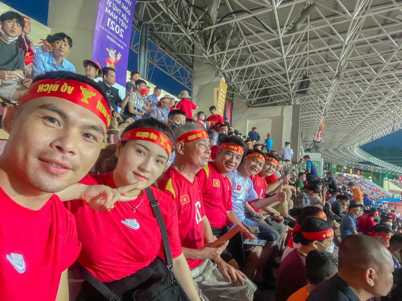 Anh Sáu (áo đó, thứ 4) cùng vợ và người thân đi cổ vũ Tuấn Tài và tuyển Việt Nam thi đấu chung kết gặp Thái Lan Anh Sáu (áo đó, thứ 4) cùng vợ và người thân đi cổ vũ Tuấn Tài và tuyển Việt Nam thi đấu chung kết gặp Thái Lan