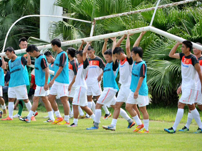 HLV Phan Thanh Hùng cần giải quyết tình trạng thể lực suy giảm sau mùa giải căng thẳng của các cầu thủ để có thể thành công tại AFF Cup vào cuối năm. Ảnh: VSI. HLV Phan Thanh Hùng cần giải quyết tình trạng thể lực suy giảm sau mùa giải căng thẳng của các cầu thủ để có thể thành công tại AFF Cup vào cuối năm. Ảnh: VSI