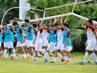 HLV Phan Thanh Hùng cần giải quyết tình trạng thể lực suy giảm sau mùa giải căng thẳng của các cầu thủ để có thể thành công tại AFF Cup vào cuối năm. Ảnh: VSI