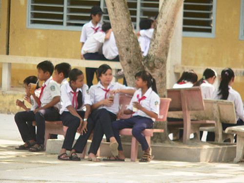 Học sinh diện dân tộc nội trú ở Trường THCS Cao Bá Quát. Học sinh diện dân tộc nội trú ở Trường THCS Cao Bá Quát