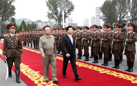 Lãnh đạo hai miền Triều Tiên bắt tay nhau trong cuộc gặp lịch sử Lãnh đạo hai miền Triều Tiên duyệt đội danh dự tại buổi lễ đón tiếp Tổng thống Hàn Quốc Roh Moo- Hyun ở Thủ đô Bình Nhưỡng, CHDCND Triều Tiên Quân đội CHDCND Triều Tiên duyệt binh tại lễ đón Tổng thống Hàn Quốc Roh Moo-Hyun ở Thủ đô Bình Nhưỡng Người dân CHDCND Triều Tiên vẫy những bông hoa màu hồng để chào mừng cuộc gặp mặt của Tổng thống Hàn Quốc Roh Moo-Hyun với Chủ tịch CHDCND Triều Tiên Kim Jong-il tại Thủ đô Bình Nhưỡng Chủ tịch CHDCND Triều Tiên Kim Jong-il (đứng bên phải ) và Tổng thống Hàn Quốc Roh Moo- Hyun (đứng giữa ) và ông Kim Yong-nam, Chủ tịch đoàn Chủ tịch Hội đồng nhân dân tối cao CHDCND Triều Tiên (đứng bên trái) trên bục danh dự bên ngoài Cung văn hóa Thủ đô Bình Nhưỡng Chủ tịch CHDCND Triều Tiên Kim Jong-il đang bắt tay chào mừng đoàn đại biểu Hàn Quốc do Tổng thống Roh Moo-Hyun dẫn đầu tới thăm Bình Nhưỡng Trên chiếc xe mui trần, Tổng thống Hàn Quốc Roh Moo- Hyun (bên trái) đang vẫy tay chào người dân CHDCND Triều Tiên tại Thủ đô Bình Nhưỡng