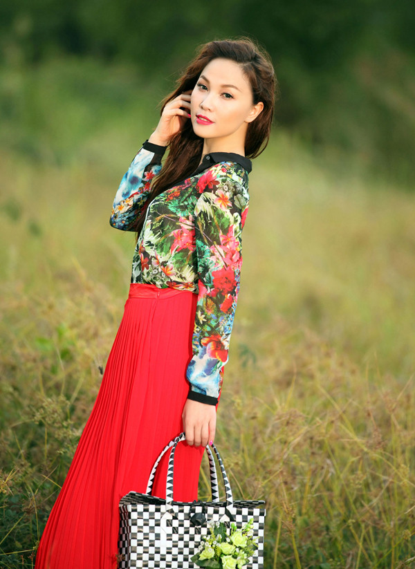 Hoàng My trẻ trung và nổi bật trong bộ đầm họa tiết hoa. Chân dài tuổi teen Hồng Quế diện đầm hoa lạ mắt. Chiếc váy hoa tôn vẻ đẹp kiêu sa của Lý Nhã Kỳ. Giọng ca ngọt ngào Miu Lê. "Người đẹp nude" Ngọc Quyên. "Nữ hoàng đồ lót" Ngọc Trinh khoe da trắng nõn. Người đẹp Phùng Yến Ngọc. Chân dài đình đám Quỳnh Thư. "Nụ cười tỏa nắng" Tăng Thanh Hà. Siêu mẫu Thái Hà. Thu Hằng Á quân Next Top Model Trà My. Và quán quân Vietnam Idol Uyên Linh trông nữ tính trong bộ đầm hoa rực rỡ.