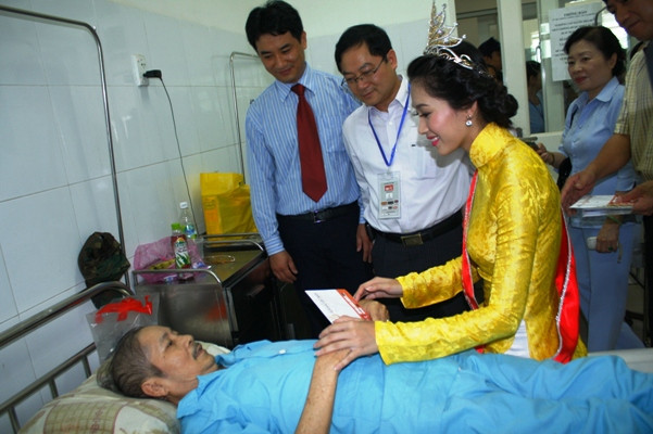 Tân HHVN 2012 Đặng Thu Thảo thăm hỏi, trao quà cho bệnh nhân. Có 40 suất quà (trị giá 500 ngàn/1 suất) được trao cho bệnh nhân nặng ngay trên giường bệnh 