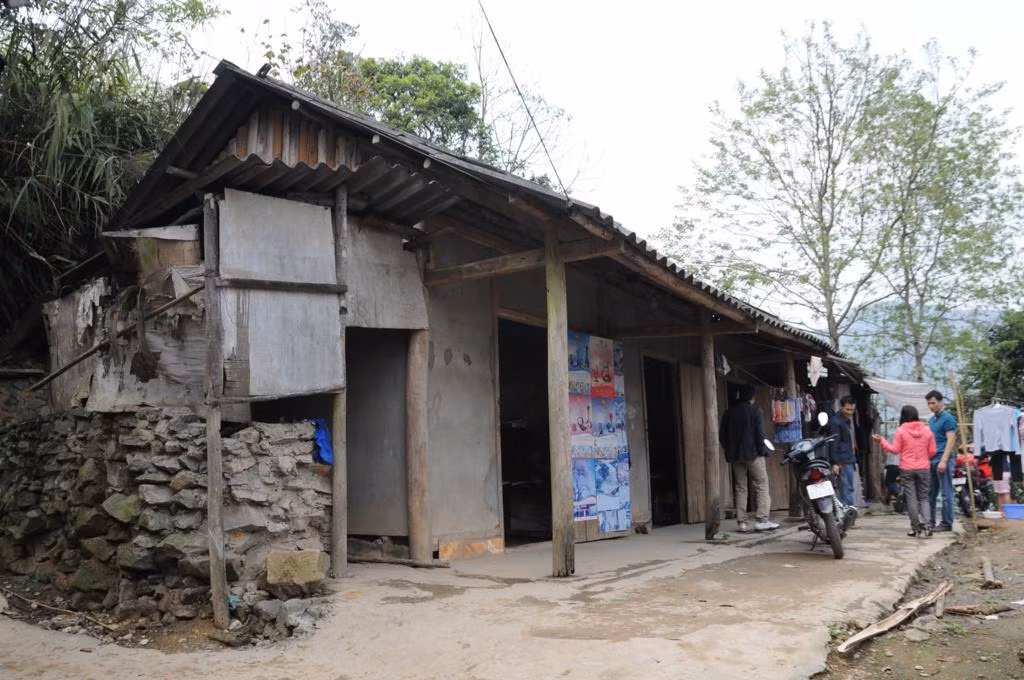 Đoàn cũng đã đi thực tế khu nội trú của giáo viên và bán trú của học sinh