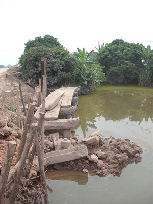 Nhịp cầu đầu tiên đã bị phá dỡ