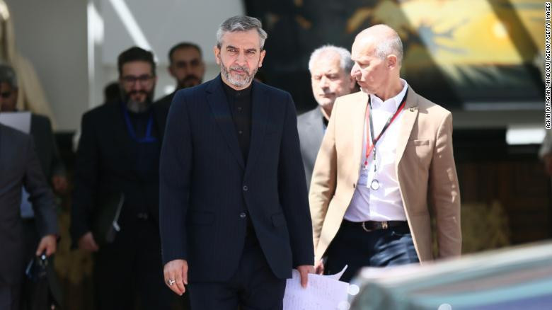 Đoàn đàm phán Iran tham dự cuộc họp về thỏa thuận hạt nhân tại EU ngày 4/8. Đoàn đàm phán Iran tham dự cuộc họp về thỏa thuận hạt nhân tại EU ngày 4/8.