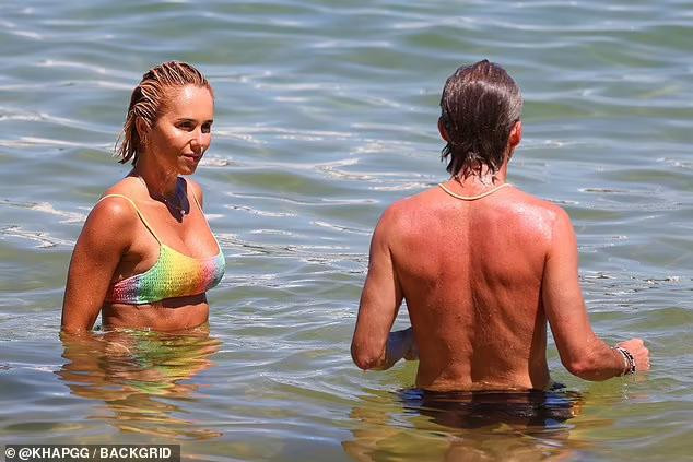 Cô đi du lịch cùng bạn thân lâu năm là Mikey Nolan - Giám đốc sáng tạo của thương hiệu thời trang Double Rainbouu. Anh cũng là bố đỡ đầu của con trai cô. Cô đi du lịch cùng bạn thân lâu năm là Mikey Nolan - Giám đốc sáng tạo của thương hiệu thời trang Double Rainbouu. Anh cũng là bố đỡ đầu của con trai cô.