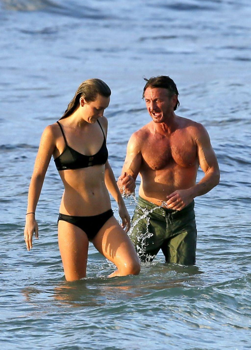 Cặp đôi trong một lần đi biển hồi mới yêu nhau. Cặp đôi trong một lần đi biển hồi mới yêu nhau.