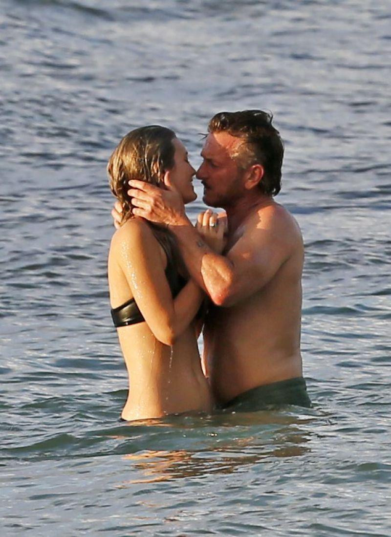 Tuy nhiên, Leila George đã nộp đơn ly hôn Sean Penn lên tòa án Los Angeles vào ngày 15/10 vừa qua. Hiện vẫn chưa rõ nguyên nhân khiến cặp sao tan vỡ. Tuy nhiên, Leila George đã nộp đơn ly hôn Sean Penn lên tòa án Los Angeles vào ngày 15/10 vừa qua. Hiện vẫn chưa rõ nguyên nhân khiến cặp sao tan vỡ.