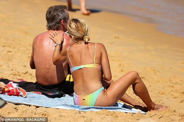 Đôi bạn thân vô tư chăm sóc nhau ở biển. Đôi bạn thân vô tư chăm sóc nhau ở biển.