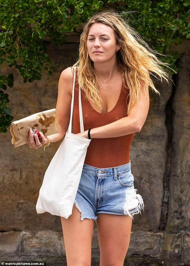 Ngoài ra, anh còn có quan hệ với "đả nữ" Hollywood Charlize Theron kéo dài một năm rưỡi và chia tay vào năm 2015. Ngoài ra, anh còn có quan hệ với "đả nữ" Hollywood Charlize Theron kéo dài một năm rưỡi và chia tay vào năm 2015.