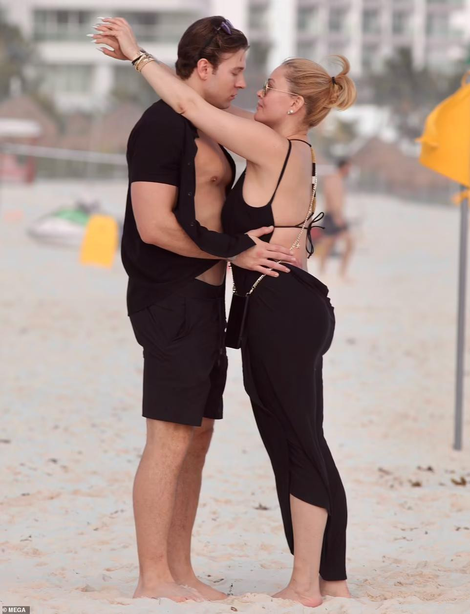 Shanna Moakler không xa lạ ở showbiz xứ sở cờ hoa. Cô đăng quang Miss Teen Mỹ năm 1993 và trở thành Hoa hậu Mỹ năm 1995.