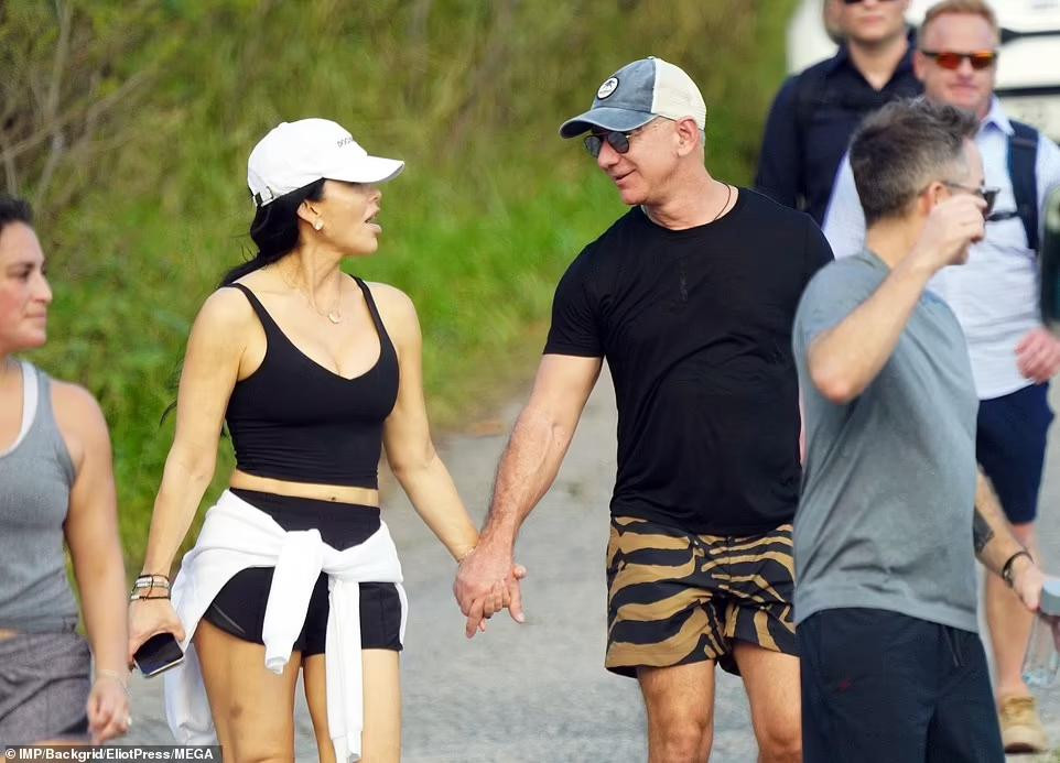 Trước dịp Lễ Tạ ơn mới đây, Jeff Bezos đã đóng góp 100 triệu USD vào quỹ từ thiện của cựu Tổng thống Mỹ Barack Obama với điều kiện đổi tên khu vực trung tâm của Trung tâm Tổng thống Obama thành Trung tâm John Lewis Plaza để vinh danh nghị sĩ da màu John Lewis, biểu tượng của phong trào dân quyền ở Mỹ.