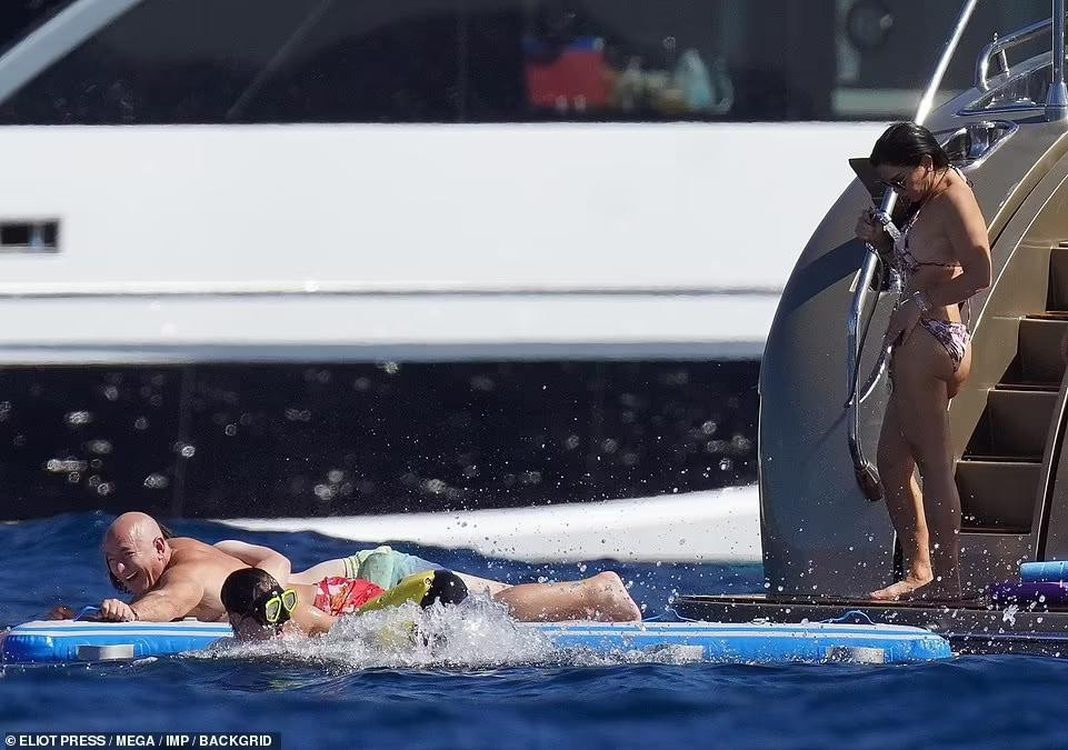 Lauren Sanchez khiến nhiều người ngưỡng mộ với body săn chắc, cân đối và vô cùng "bốc lửa".