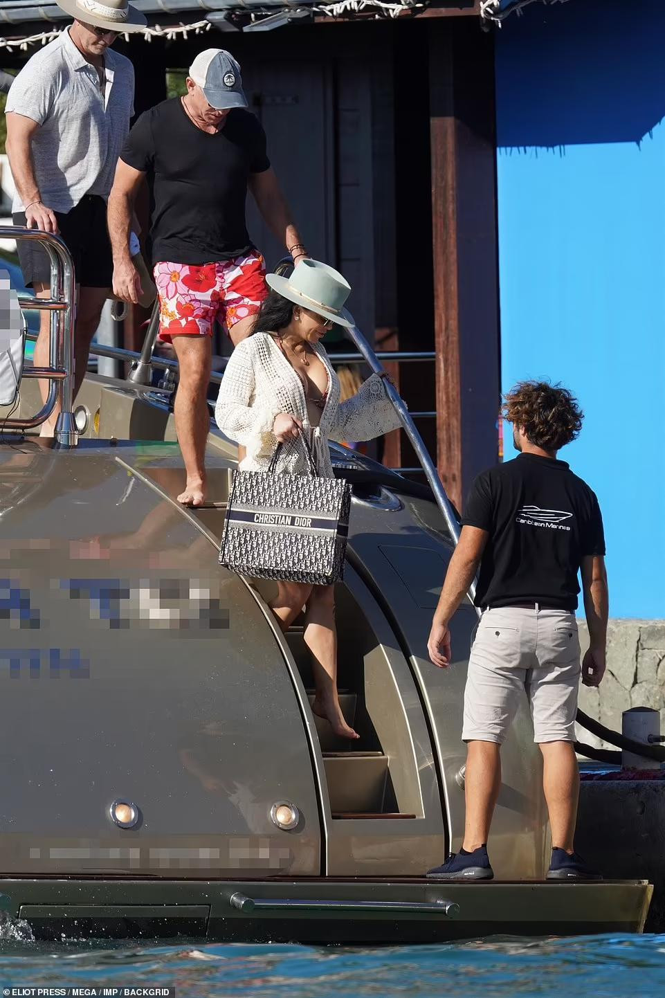 Nhà sáng lập Amazone hiện sở hữu khối tài sản ước tính trị giá 210 tỷ USD, là người giàu thứ hai thế giới sau CEO Tesla Elon Musk - người gần đây đã đánh bật Jeff Bezos khỏi vị trí giàu nhất thế giới - với khối tài sản 276,2 tỷ USD, theo Forbes.