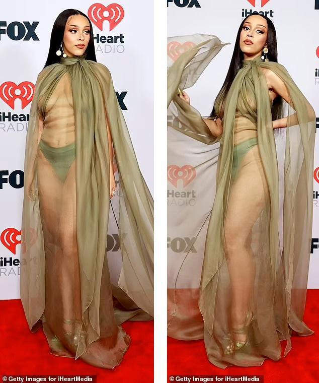 Trước đó, cô gây sốc với bộ váy xuyên thấu siêu bạo, phô bày gần như trọn vẹn cơ thể trước ống kính khi dự lễ trao giải âm nhạc iHeartRadio Music Awards 2021 tại Nhà hát Dolby ở Los Angeles (Mỹ), tối 27/5 (giờ địa phương).