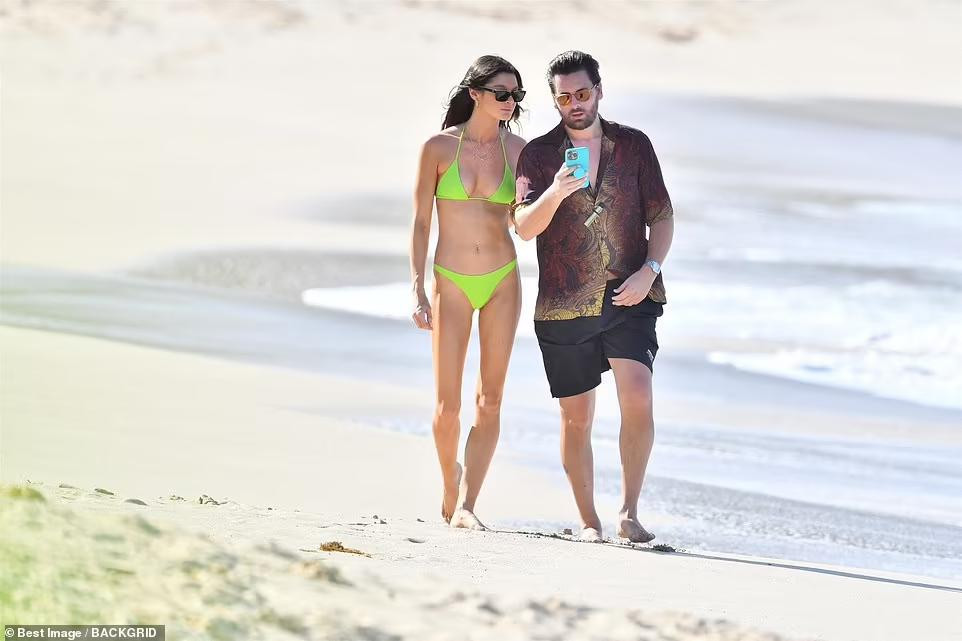 Dân mạng nhanh chóng phát hiện ra đây chính là nàng mẫu Bella Banos (SN 1996), người từng nhiều lần xuất hiện bên "trai hư" ở Hollywood.