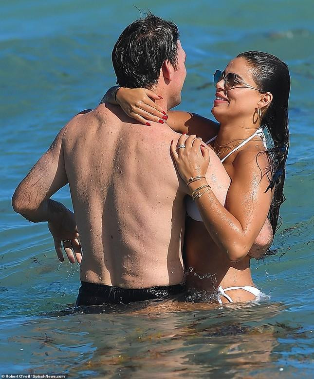 Brooks Nader tình tứ với chồng Billy Haire khi đi tắm biển ở Miami (Florida, Mỹ) hồi đầu năm.