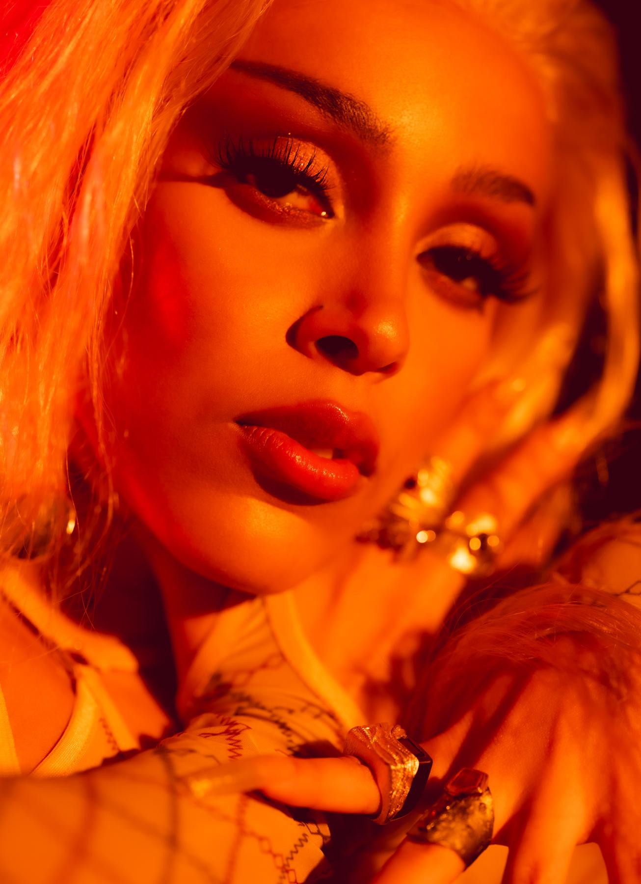 Doja Cat sinh năm 1995 tên thật là Amalaratna Zandile Dlamini, là nữ ca sĩ, rapper người Mỹ.
