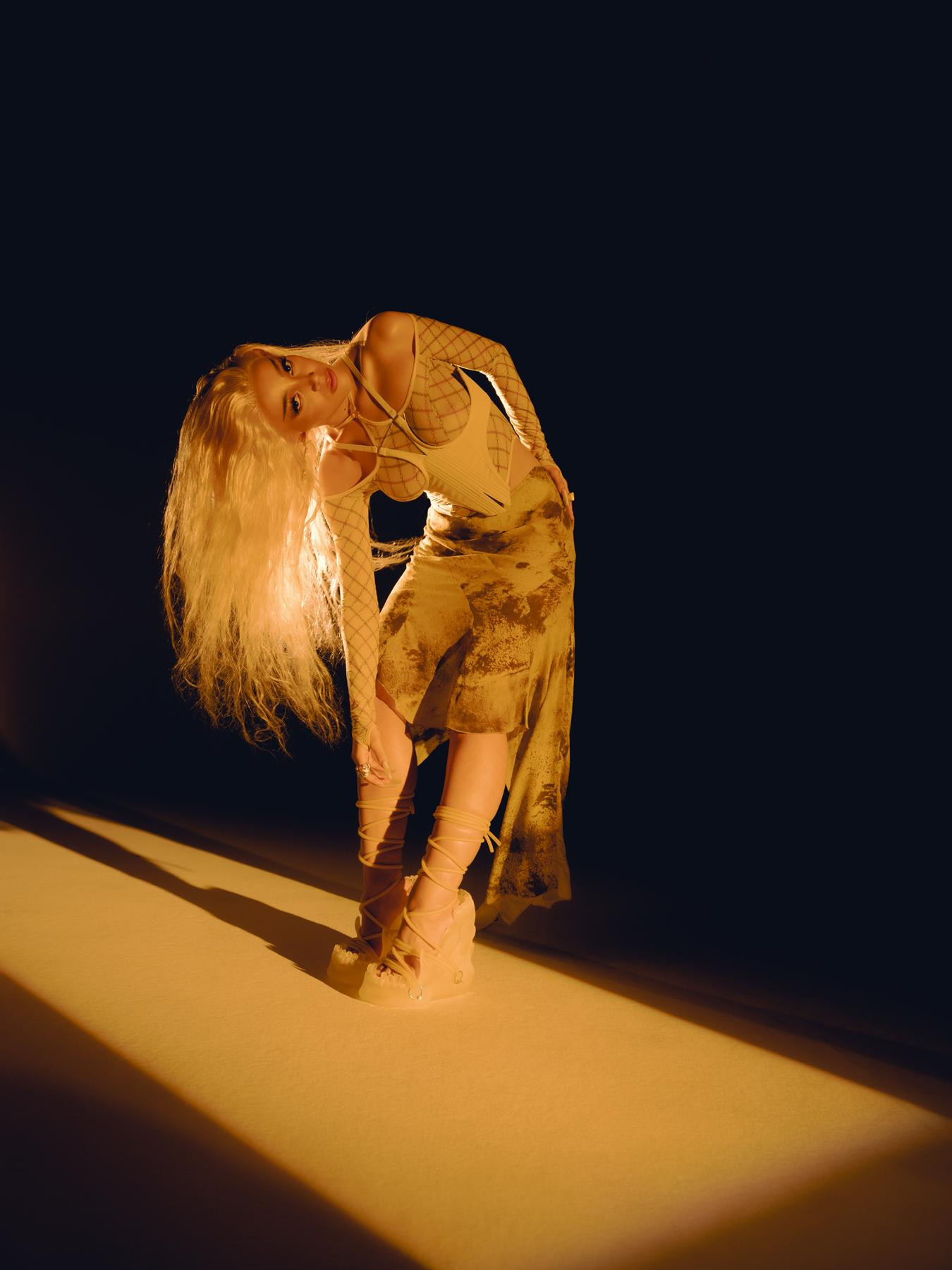 Doja Cat mang trong mình 2 dòng máu là Nam Phi và Do Thái. Cô sở hữu vẻ ngoài "bốc lửa" đầy hoang dại với body "phồn thực". Cô luôn khiến người nhìn phải choáng váng với gu thời trang gợi cảm táo bạo phô tối đa hình thể.