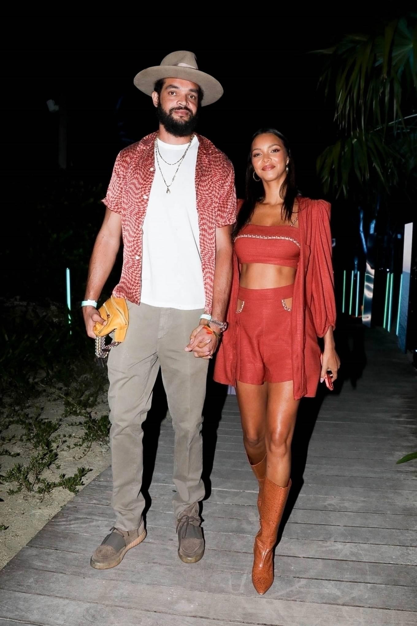 Joakim Noah dù không phải bố của con trai người yêu nhưng anh luôn chăm sóc chu đáo bé Alexandre. Nguồn tin thân thiết với cặp đôi cho biết Lais Ribeiro rất biết ơn, ngưỡng mộ bạn trai hiện tại. Người hâm mộ đang mong chờ đám cưới lãng mạn và ngọt ngào của họ.