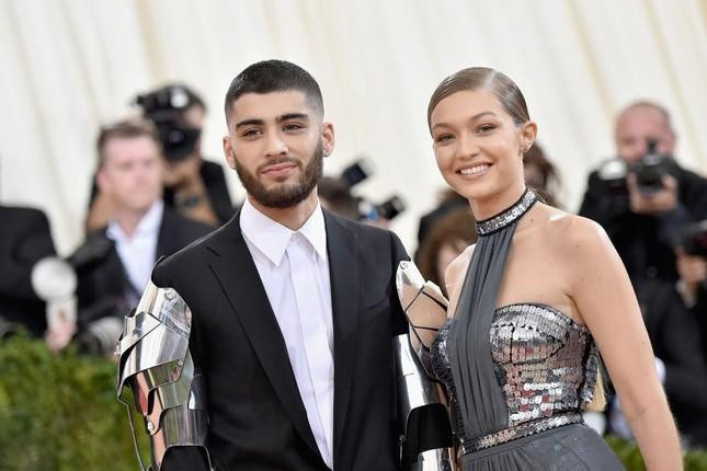 Gigi Hadid và Zayn Malik bắt đầu hẹn hò vào năm 2016. Cặp đôi từng cùng nhau xuất hiện trên tạp chí Vogue vào tháng 5/2016. Năm 2018, cặp đôi “đường ai nấy đi” nhưng tái hợp vào hai tháng sau đó. Tháng 4/2020, Gigi xác nhận mang thai con đầu lòng của Malik. Bé Khai Hadid Malik chào đời vào 5 tháng sau đó.