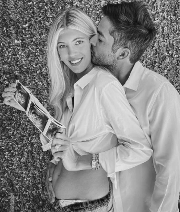 Năm ngoái, Devon Windsor tung ảnh bụng bầu, tình tứ bên ông xã và khoe với &quot;cả thế giới&quot; về việc cô và chồng sắp lên chức bố mẹ.