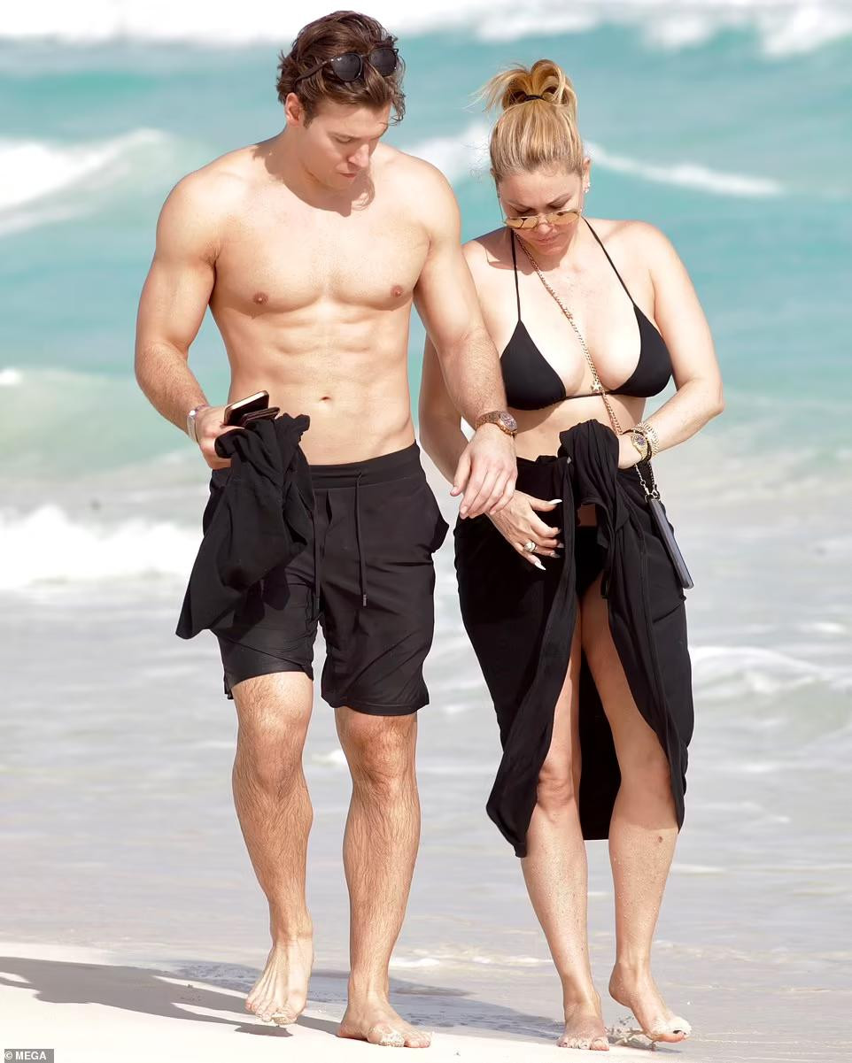 Người đẹp sinh năm 1975 đi nghỉ cùng bạn trai kém 17 tuổi Matthew Rondeau - sở hữu vẻ ngoài điển trai và thân hình cường tráng, vạm vỡ.