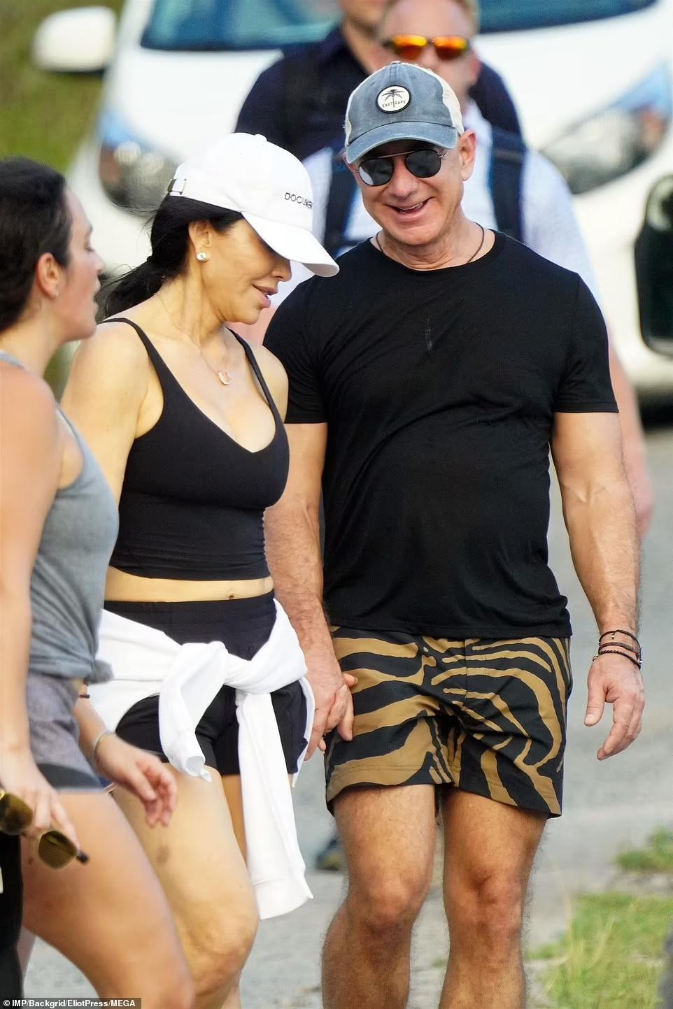 Cặp đôi mặc trang phục thể thao năng động và giản dị, luôn tay trong tay bên nhau ngọt ngào.