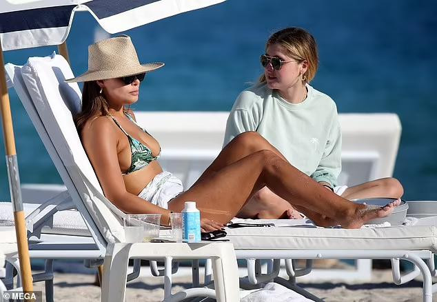 Brooks Nader là mỹ nhân giành chiến thắng trong cuộc thi tìm kiếm người mẫu năm 2019 của tạp chí áo tắm danh tiếng Sports Illustrated (SI) Swimsuit. Cùng năm, cô lần đầu tiên xuất hiện trên ấn phẩm SI 2019 và nhận vô số lời khen ngợi. Liên tục trong vài năm qua, người đẹp 9x luôn xuất hiện với những bộ ảnh cực nóng bỏng trên SI khiến cánh mày râu mê mải ngắm nhìn.