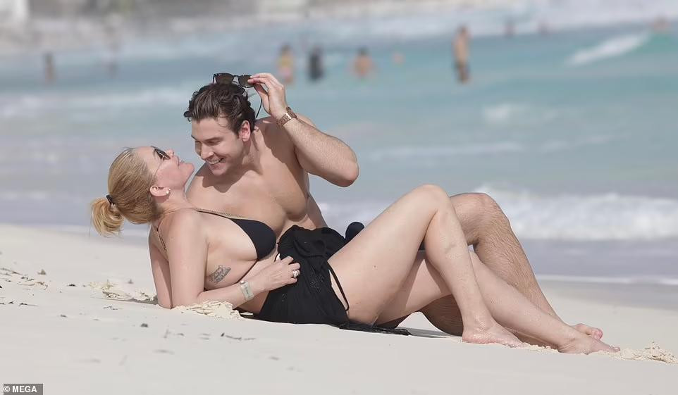 Bà mẹ 3 con tận hưởng những phút giây vô cùng hạnh phúc bên bồ trẻ.